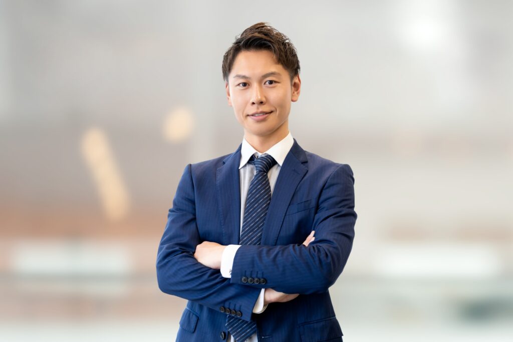 腕組みをする男性