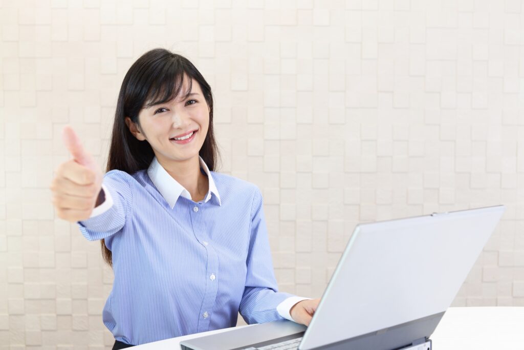 親指を立てるミドル女性