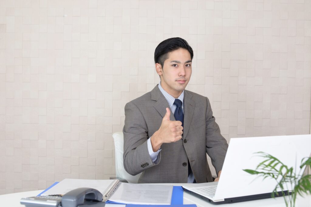 親指を立てる男性