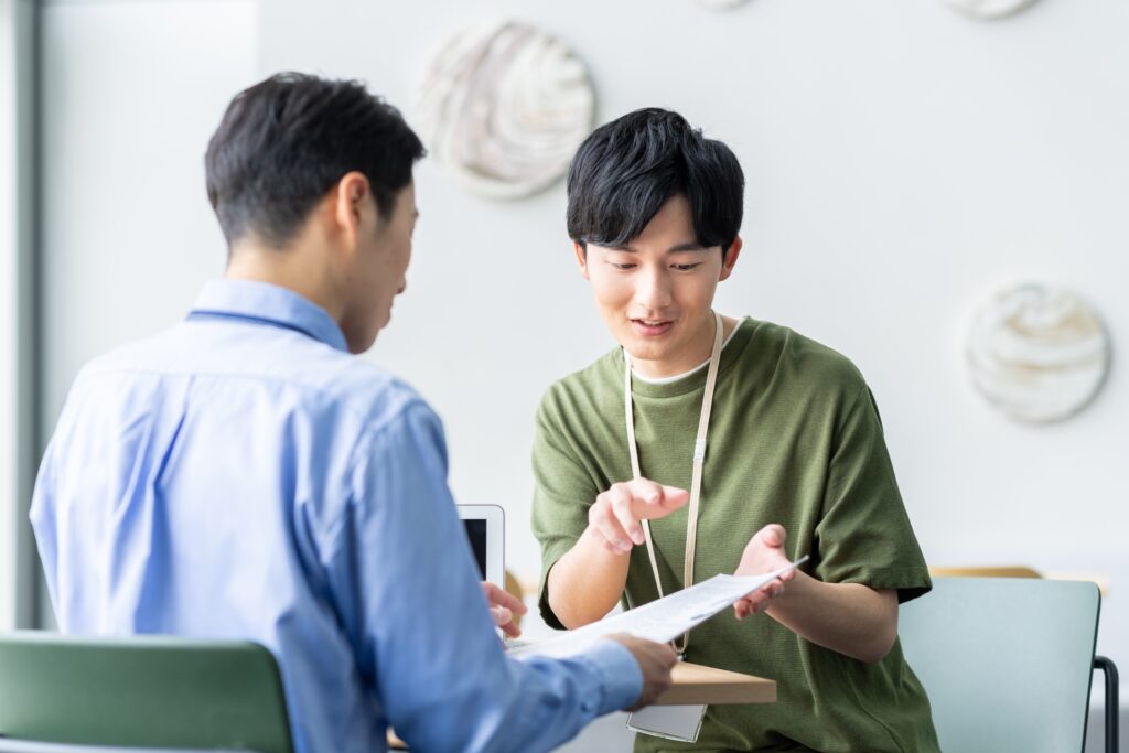 話し合いをするビジネスマン