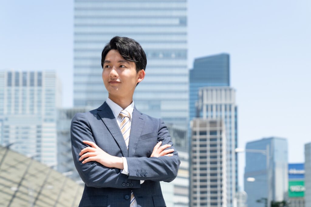 野外で腕組みする男性