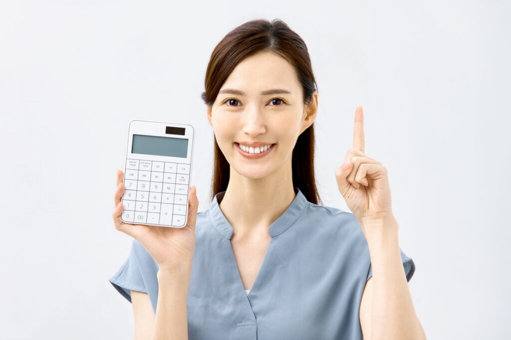 電卓を持つ女性