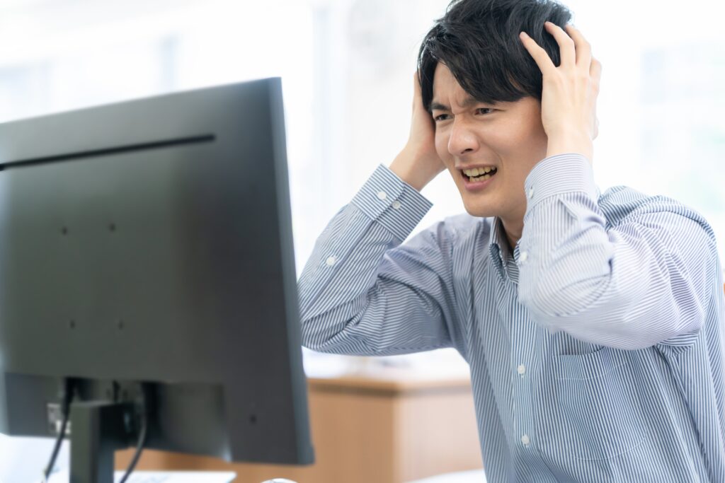 頭を抱える男性