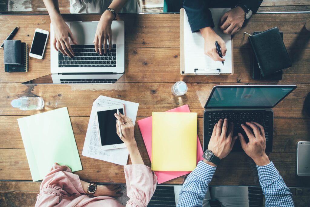 オシャレなオフィスで仕事する会社員