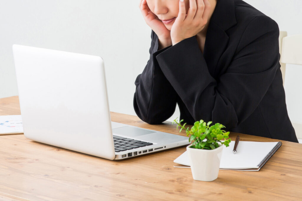 つまらなそうなビジネスウーマン