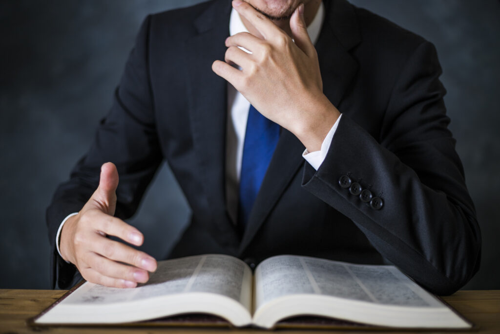 本を読む男性
