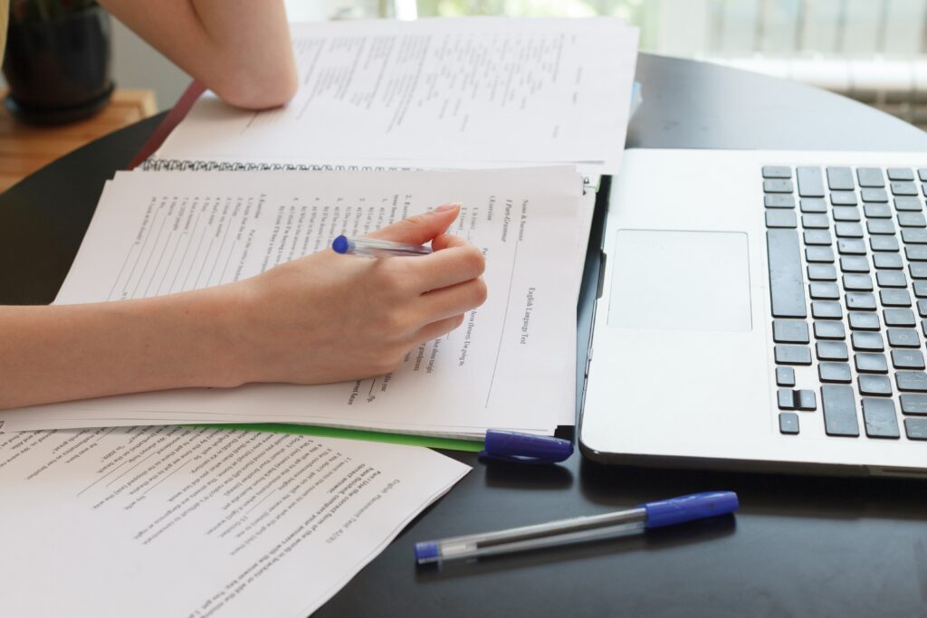 課題をする大学生の手元