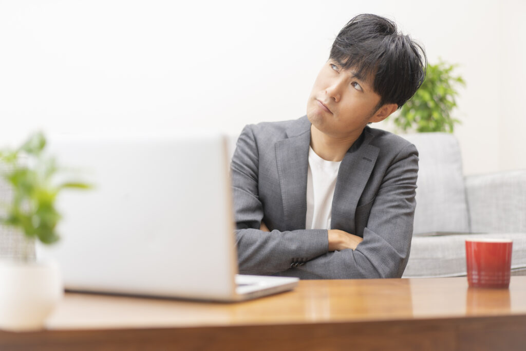 パソコンで悩む男性