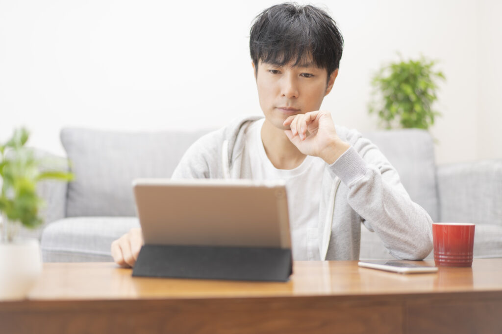 タブレットで学ぶ男性