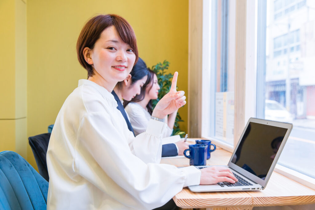 カフェの窓際カウンター席にいる女性