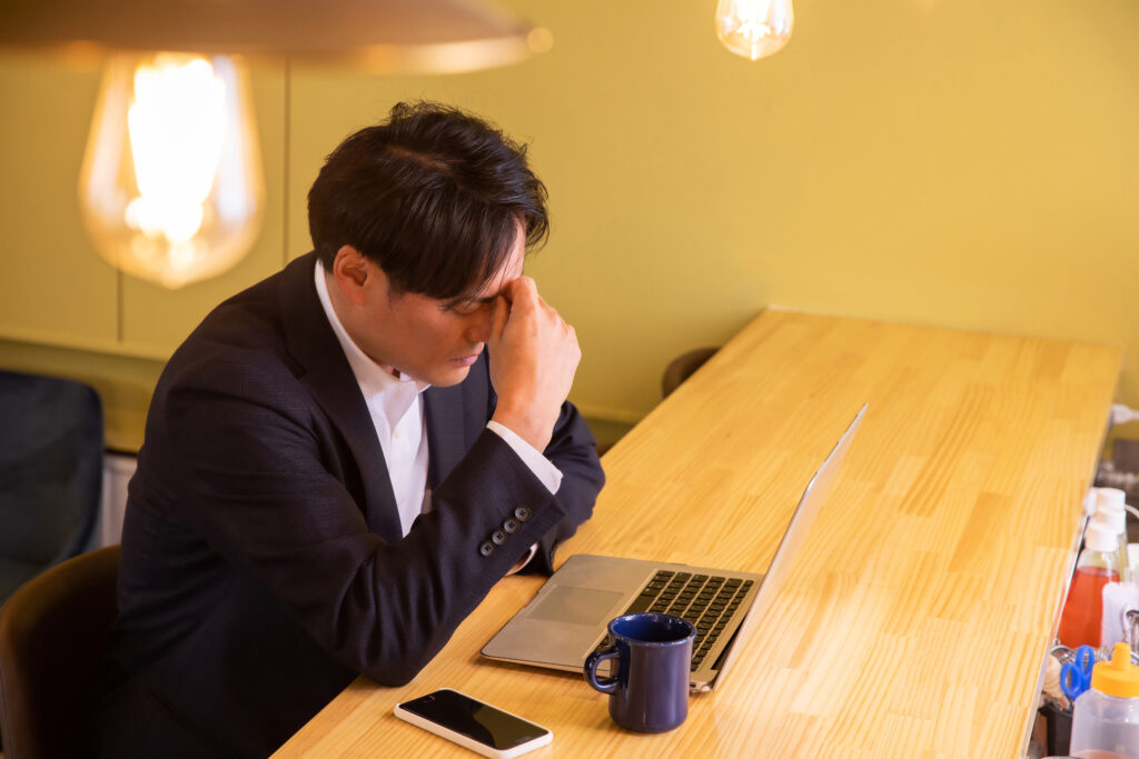悩むビジネスマン
