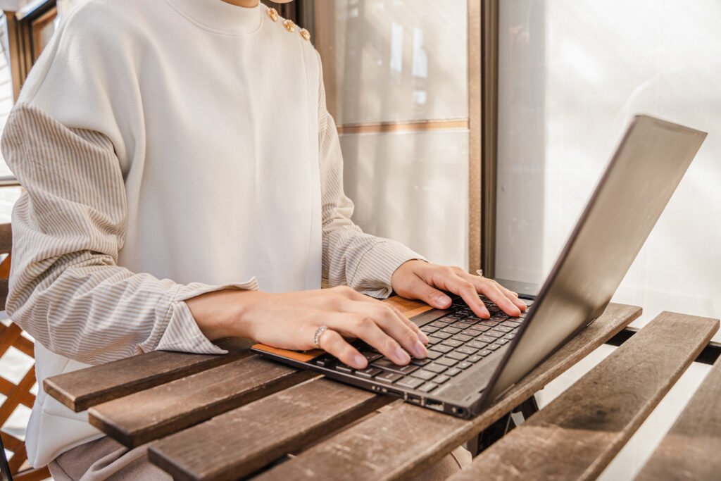 家でパソコン作業をする女性