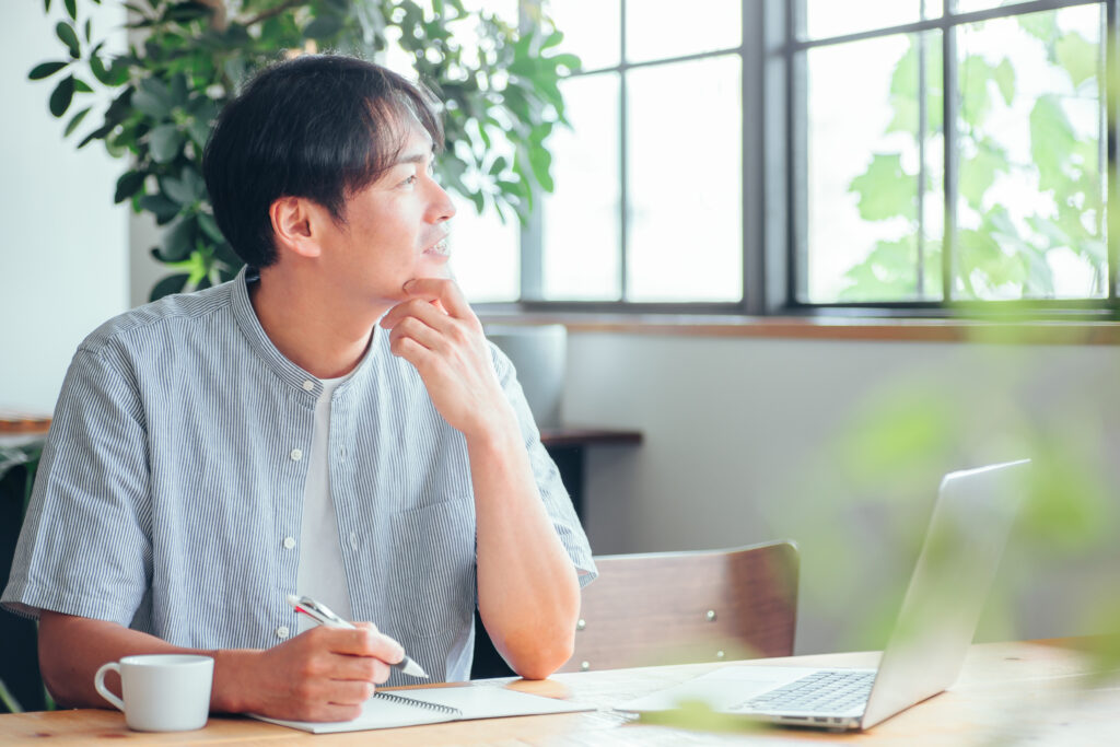 勉強する男性