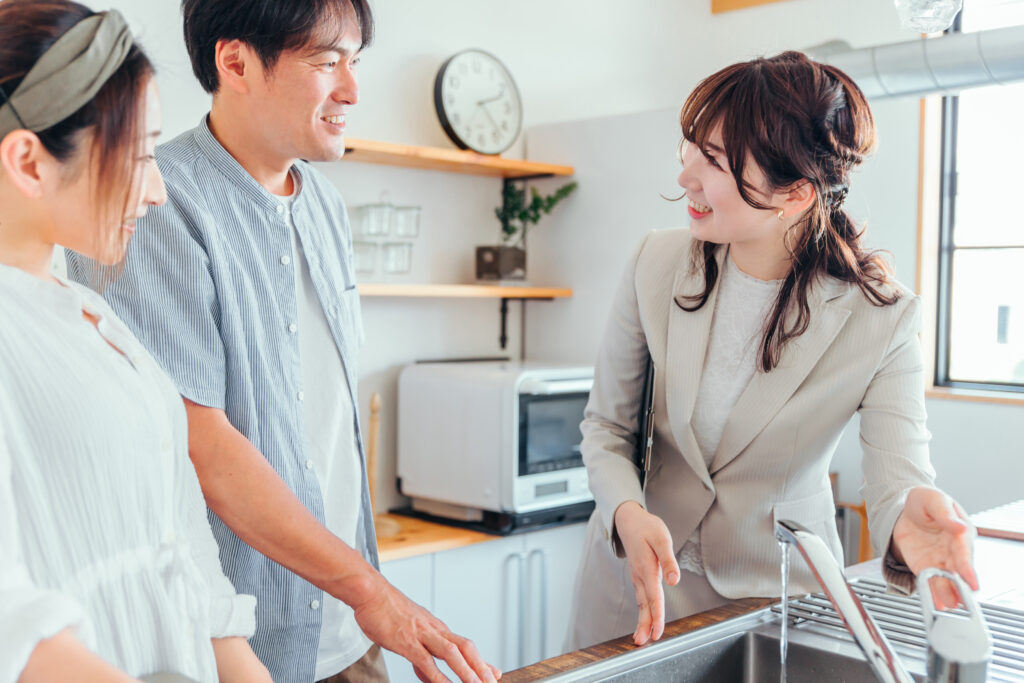 キッチンの設備を説明する女性