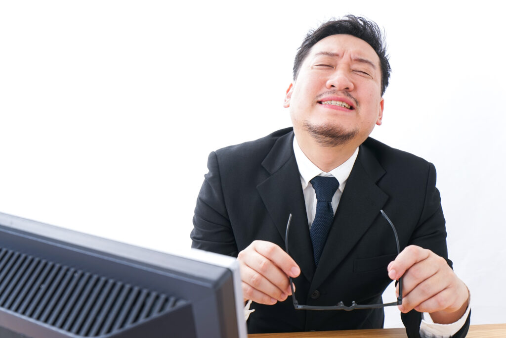 疲労を感じるビジネスパーソン