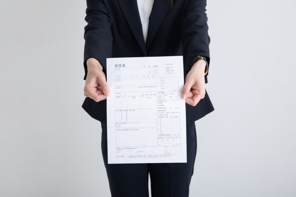 履歴書をもつ女性　resume