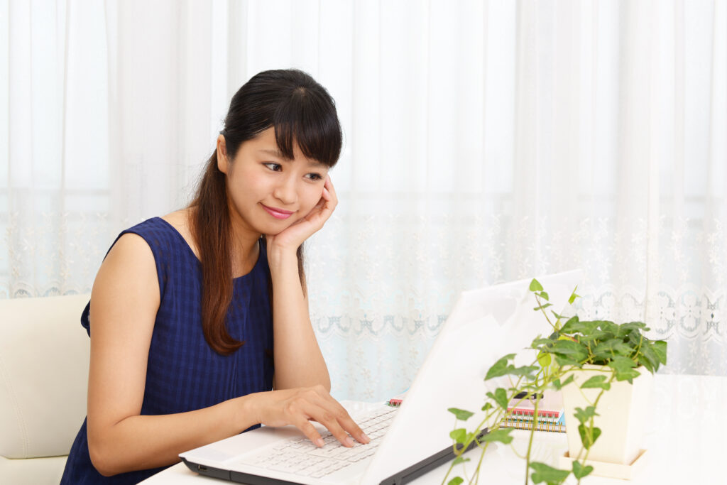パソコン作業をする女性