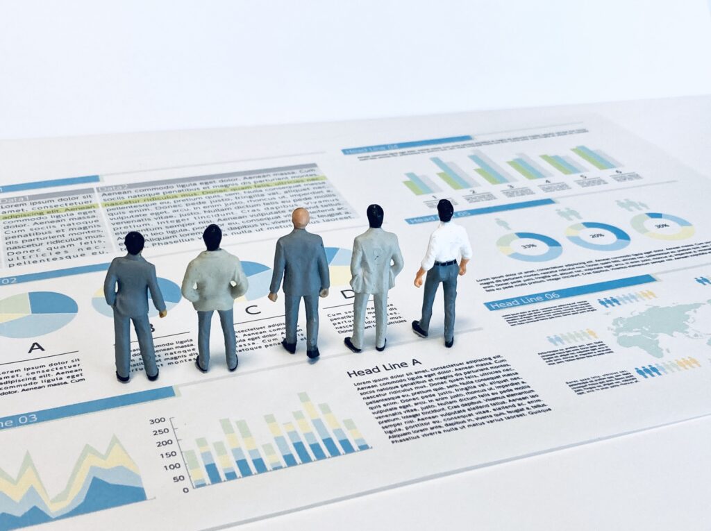 ビジネスシーン（グラフを見て分析する）