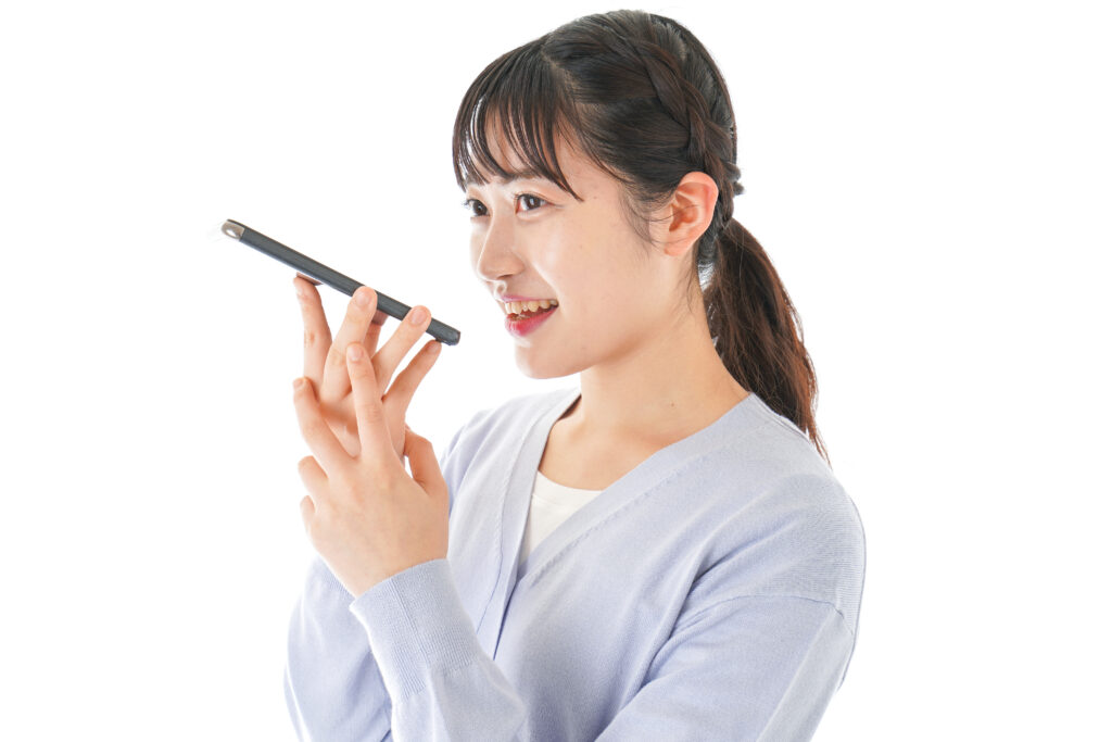 音声入力をする若い女性