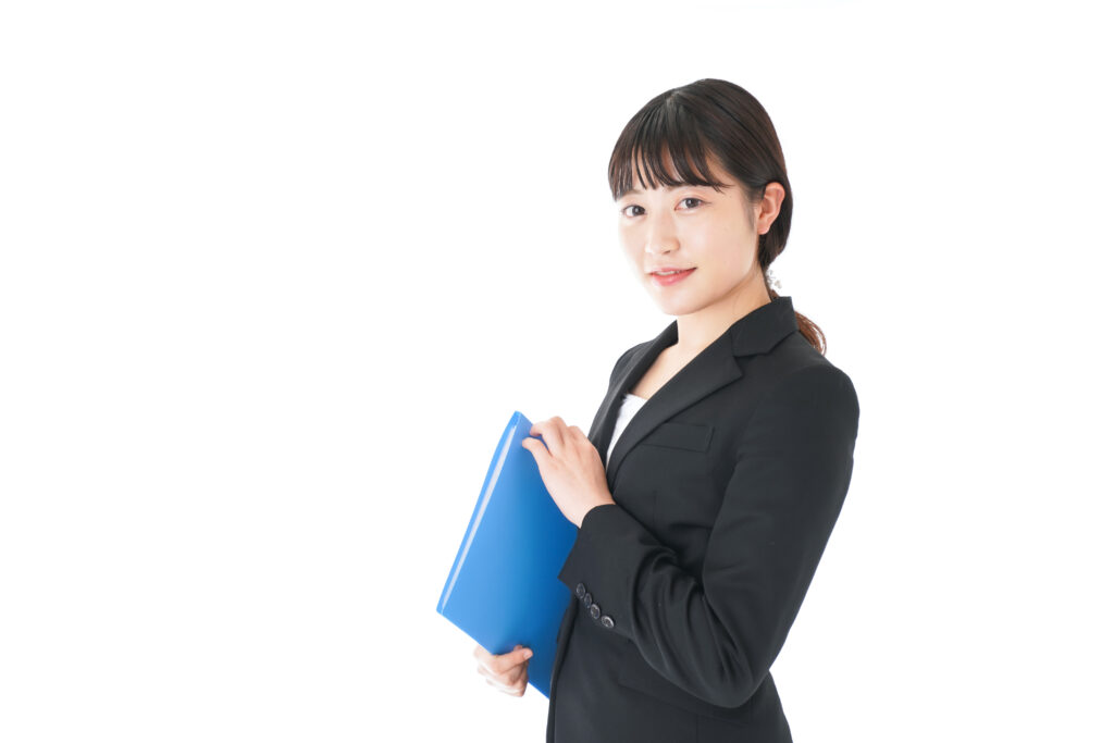 笑顔のスーツを着たビジネスウーマン