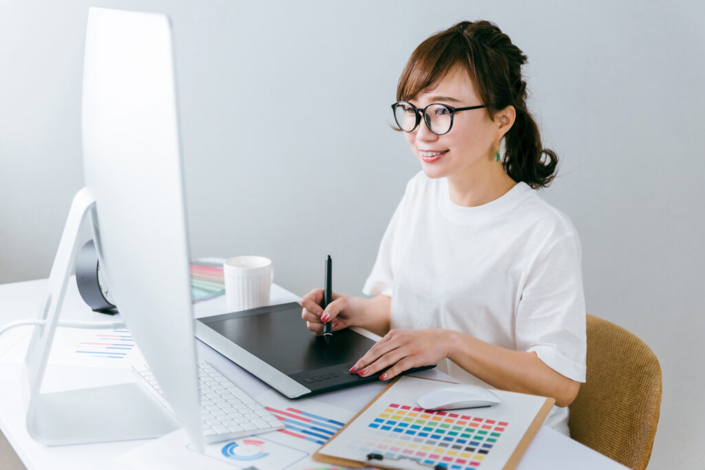 ペンタブでクリエイティブな仕事をする女性