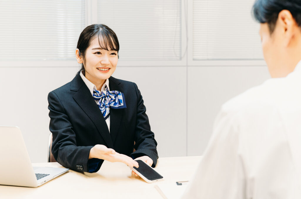 スマホの説明をする女性