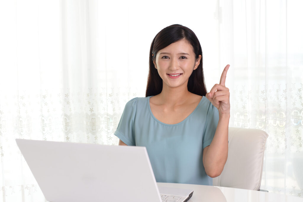 パソコン作業をする女性