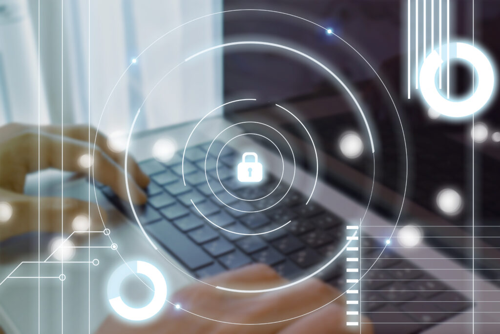 サイバーセキュリティとタイピングする男性