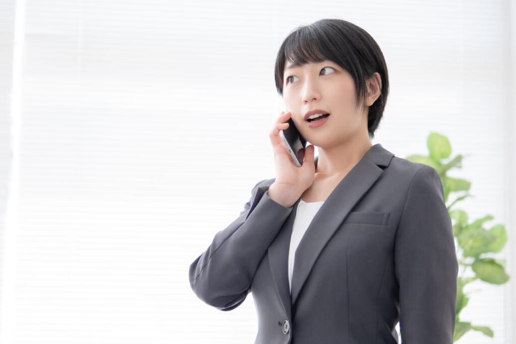 通話するスーツ姿の女性