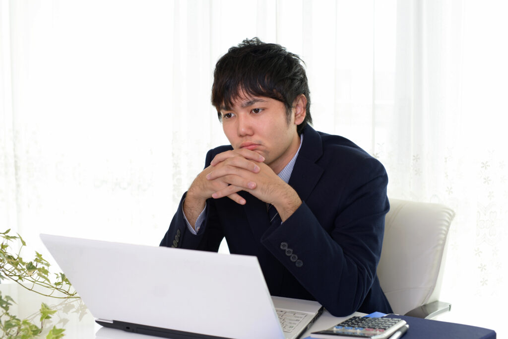 考え込む男性