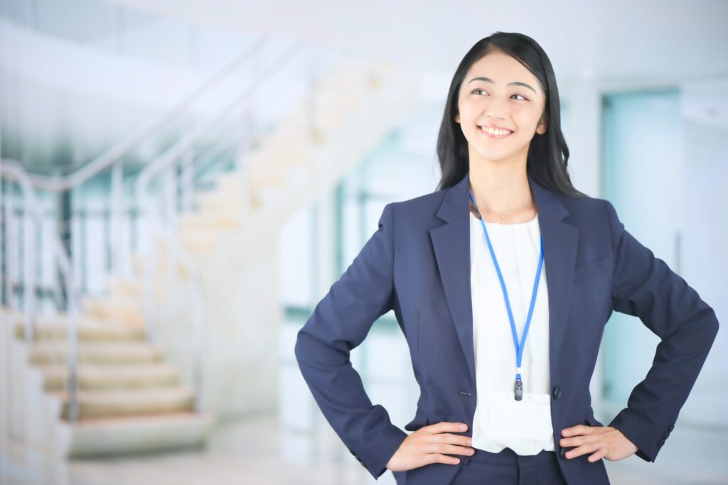 腰に手を当てるビジネスウーマン