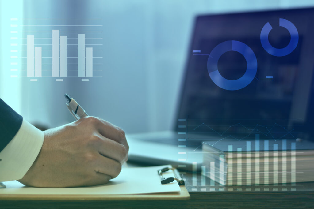 バインダーにメモを書く男性の手元とデータ