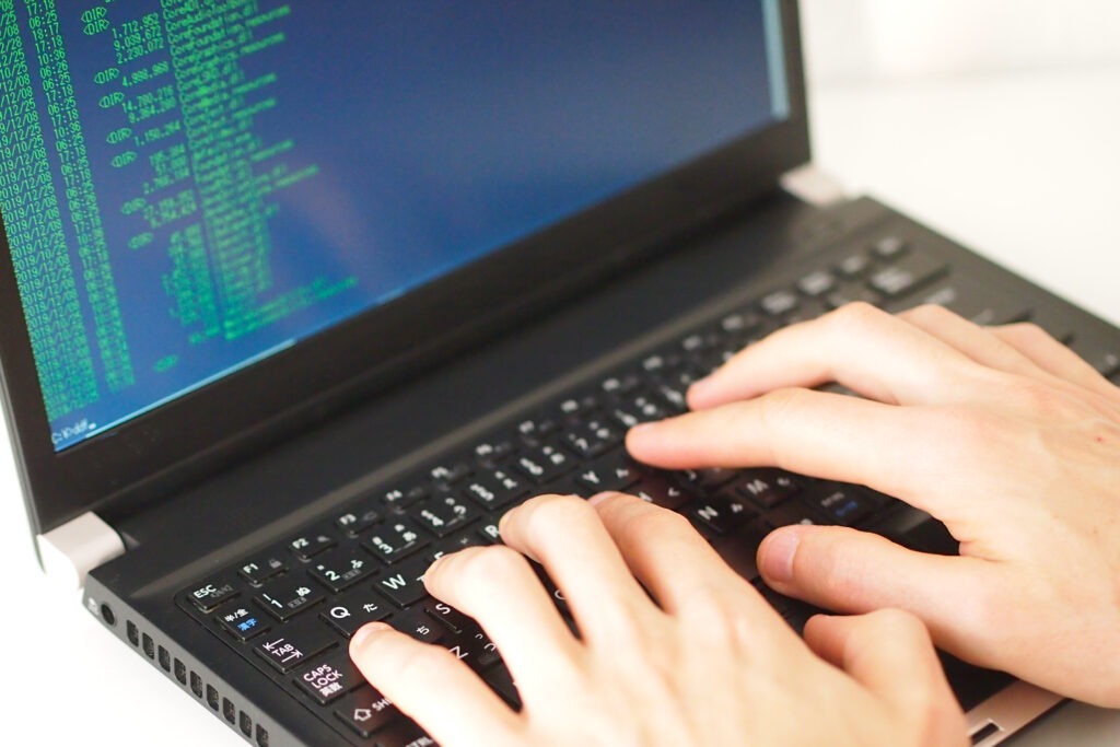 副業でノートパソコンを操作する男性の手