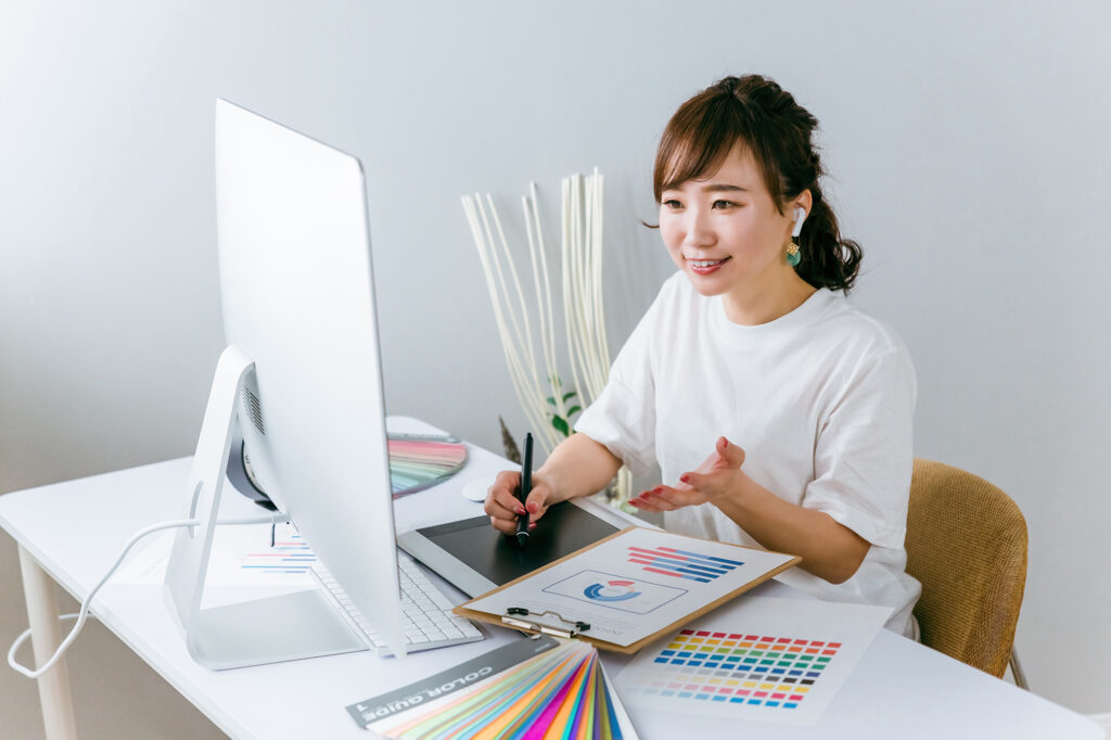 WEB会議するデザイナーの女性