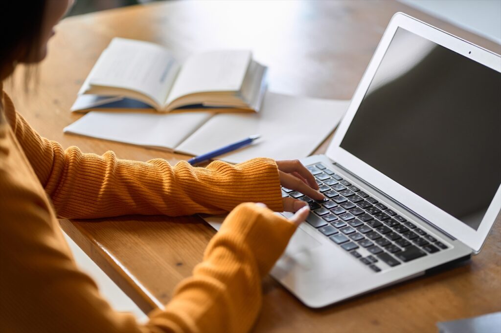 資格の勉強をするアジア人女性