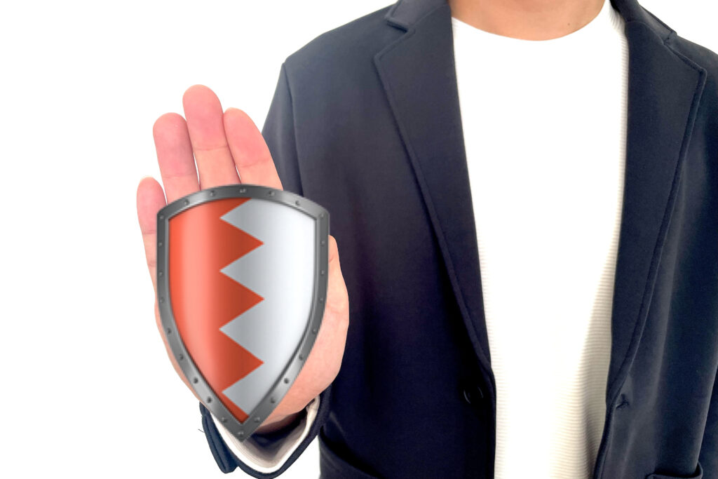 盾をもつ男性　守る・セキュリティー