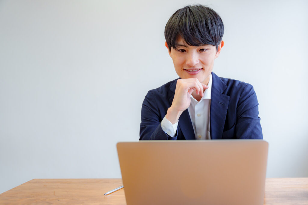 リモートワークする男性のイメージ