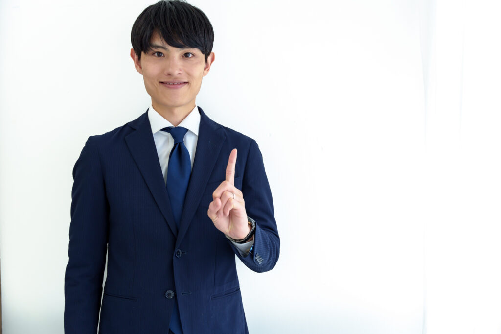 指を立てて説明する男性