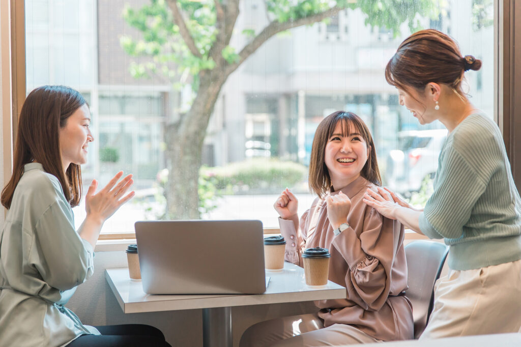 社員を褒めて育てるビジネスウーマン