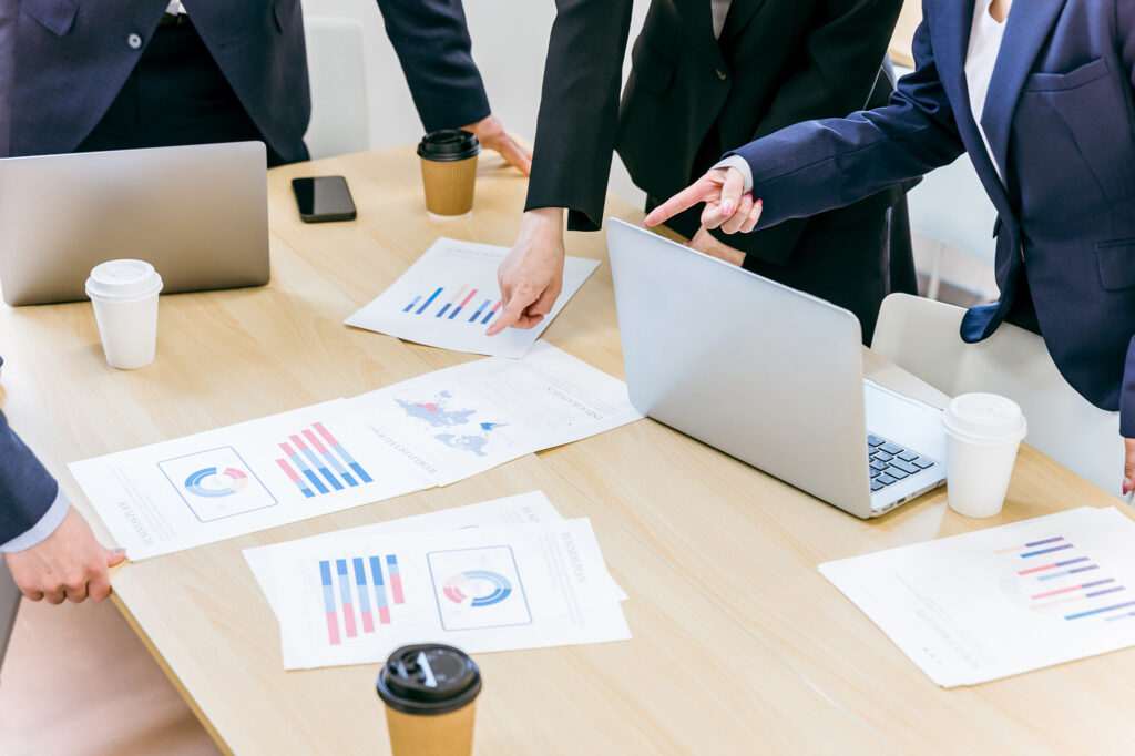 ミーティングする男女