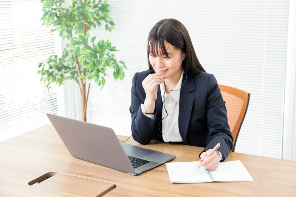 オンラインでリモート会議をする女性社員