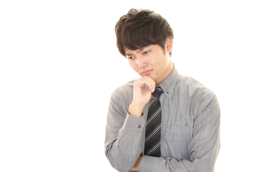 考え込むビジネスマン