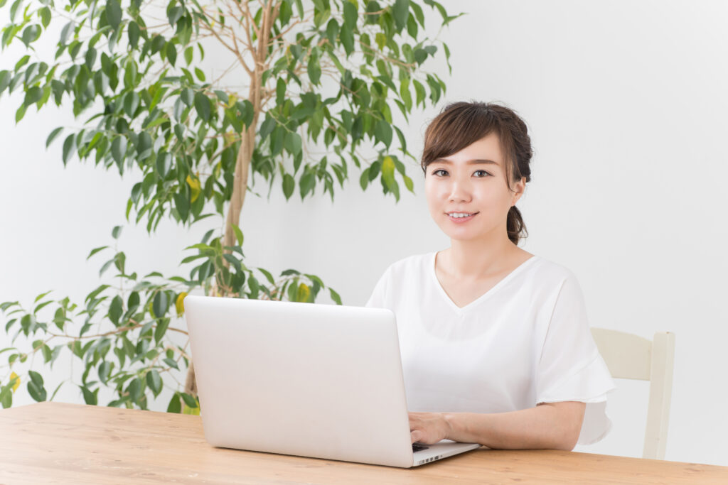 ノートパソコンを使う女性