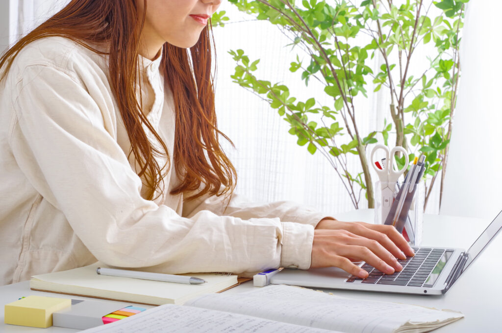 学び直しをする大人の女性