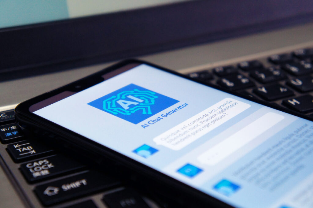 ノートパソコン上のスマホでチャットAI