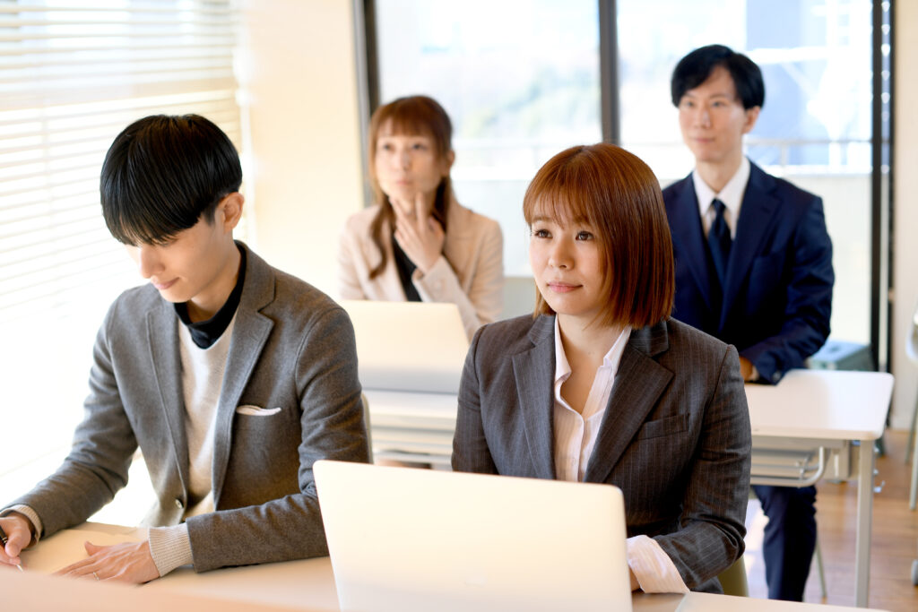 研修を受ける複数の男女のビジネスパーソン