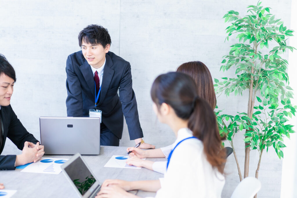 ミーティングをするビジネスパーソン