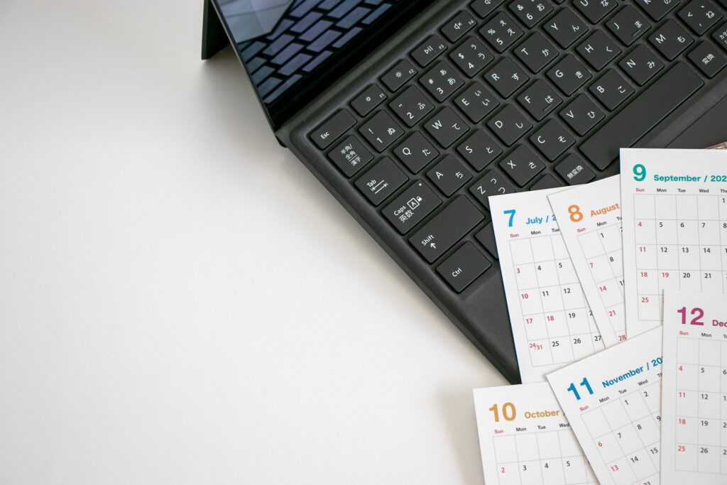 パソコンとカレンダー