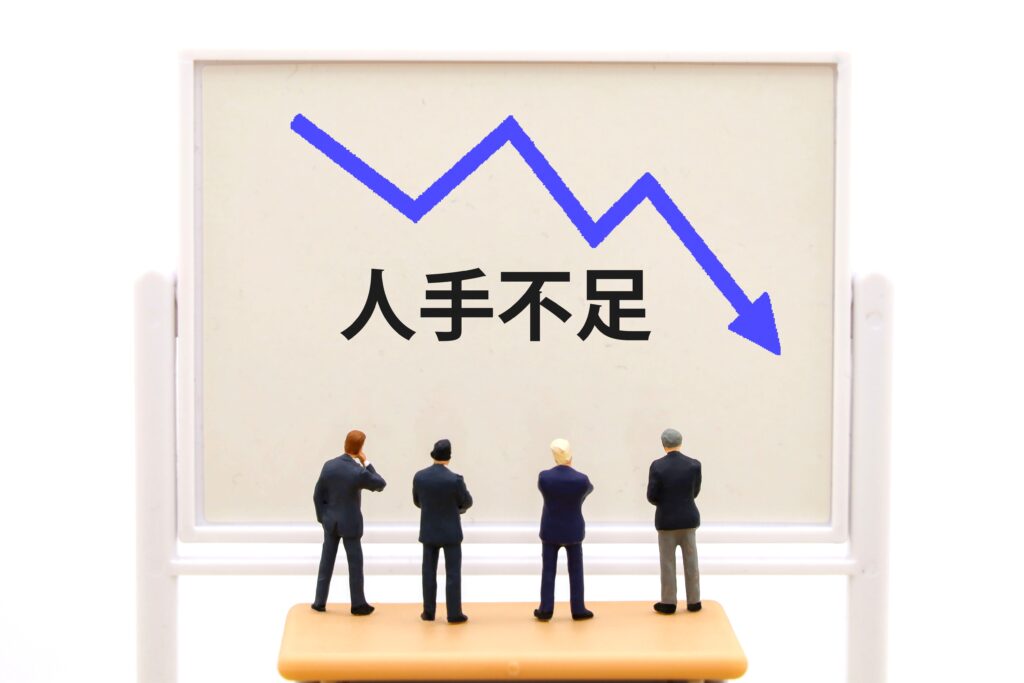 人材不足の文字を見つめるビジネスマン
