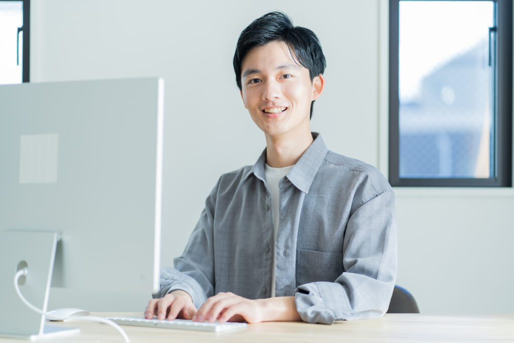 パソコン作業をする男性
